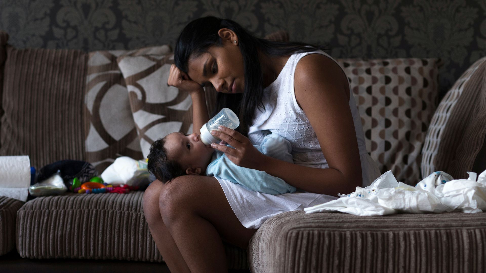 baby waking at 5am illustrated by Mum on sofa feeding baby alone